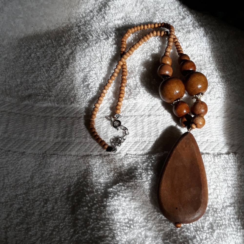 Brown wooden bead necklace - Picture 3 of 3